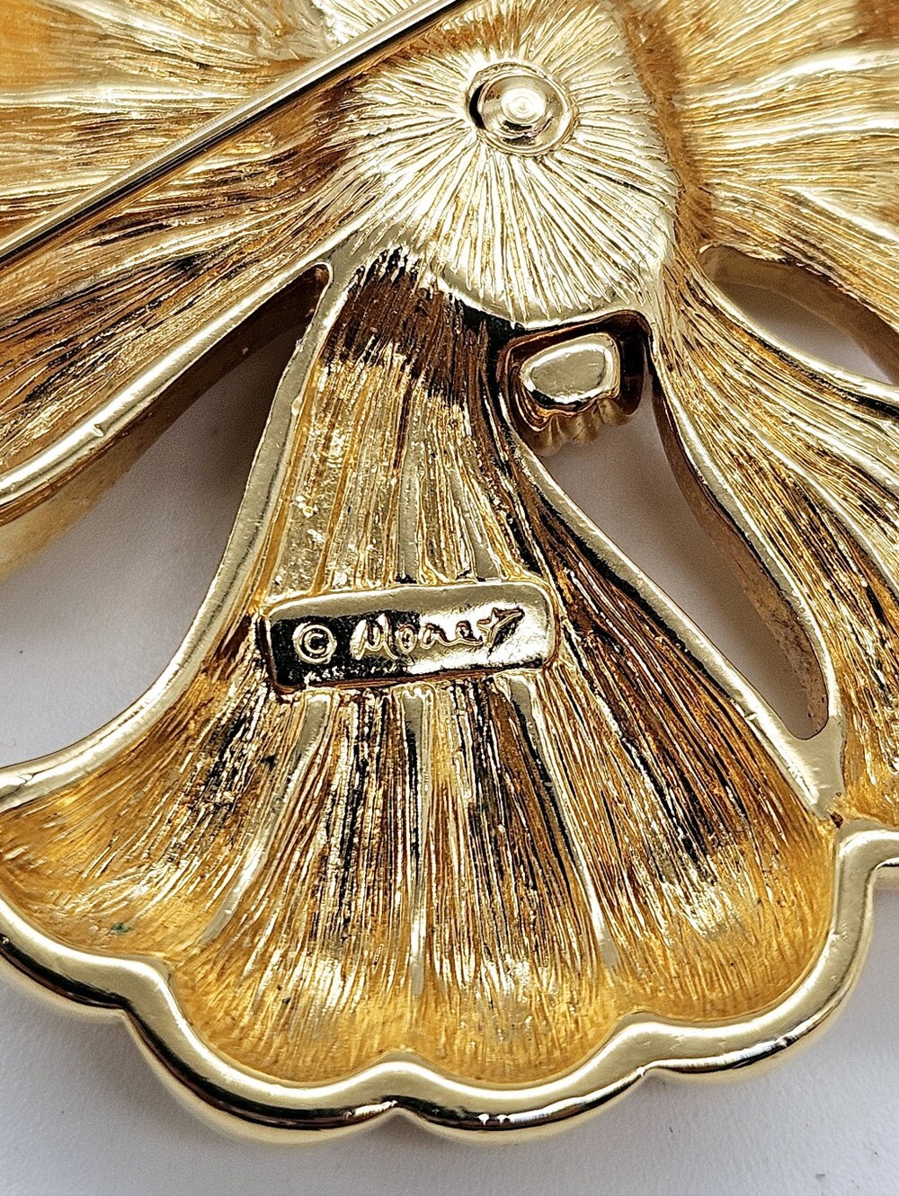 MONET | vintage gold tone bow brooch - Picture 3 of 4